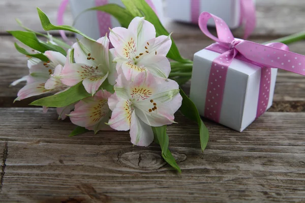 Alstroemeria blanca y regalos —  Fotos de Stock