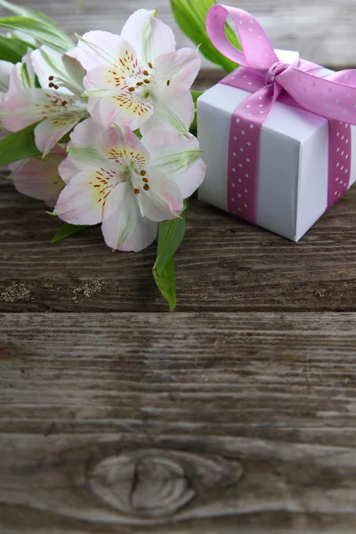 Alstroemeria blanca y regalos —  Fotos de Stock