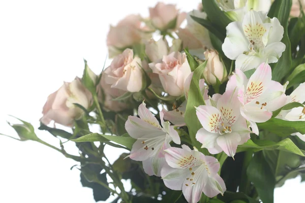 Boeket van mooie roze rozen en alstroemeria — Stockfoto