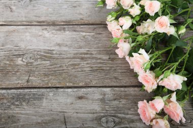 Bir buket pembe gül.