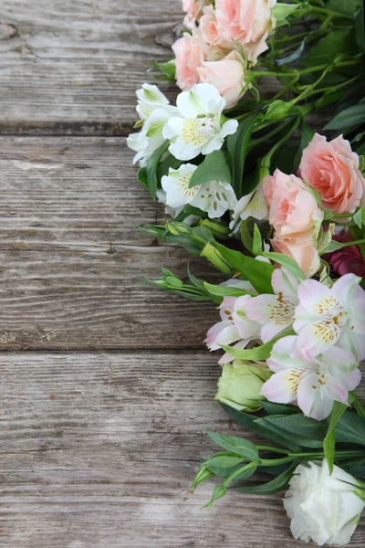 Boeket van roze en witte bloemen — Stockfoto