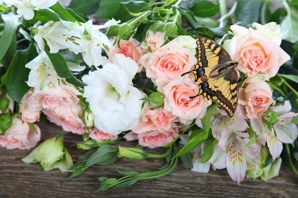 Bouquet de fleurs roses et blanches — Photo