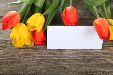 Buket laleler ve tebrik kartı 