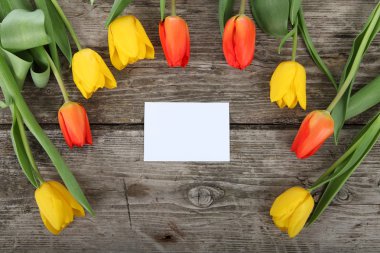 Buket laleler ve tebrik kartı 