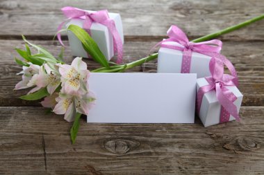 Beyaz alstroemeria, hediyeler ve tebrik kartı 