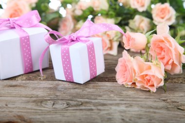 Buket pembe Gül ve hediye