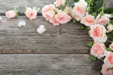 Bir buket pembe gül.