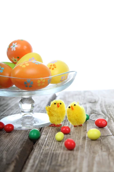 Velikonoční vejce, sladkosti a kuře — Stock fotografie