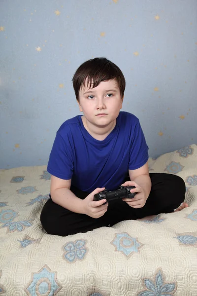 Triste garçon avec un joystick — Photo