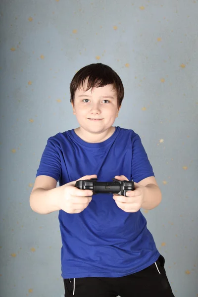 Junge mit Steuerknüppel spielt Computerspiel — Stockfoto