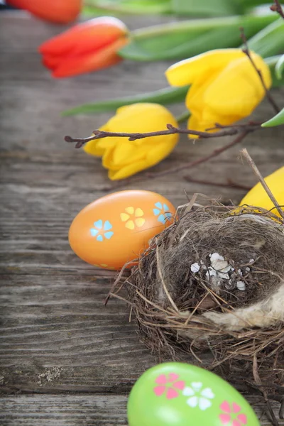 Osterkomposition mit Nest und Eiern — Stockfoto