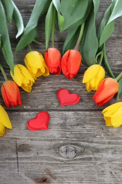 Strauß aus Tulpen und Herzen — Stockfoto