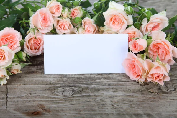 Μπουκέτο με ροζ τριαντάφυλλα και ευχετήρια κάρτα — Φωτογραφία Αρχείου