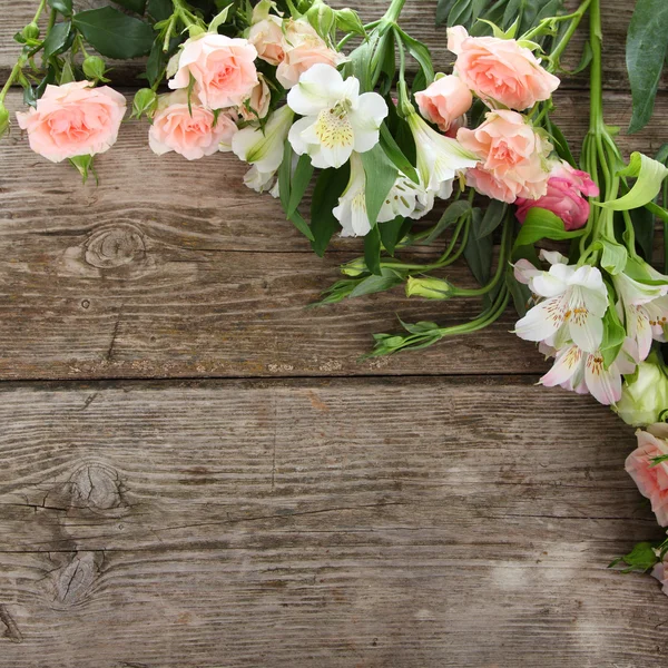 Boeket van roze en witte bloemen — Stockfoto