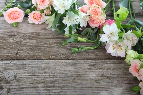 Ramo de flores rosadas y blancas — Foto de Stock