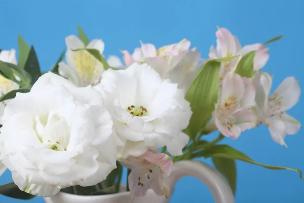 Boeket van roze en witte bloemen — Stockfoto