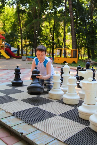 Junge spielt im großen Schach — Stockfoto