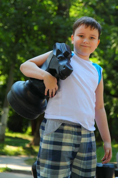 Boy plays in the big chess — Stock Photo, Image