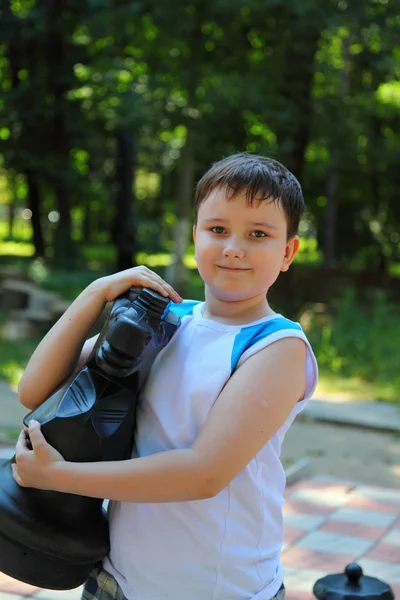 Boy plays in the big chess — Stock Photo, Image