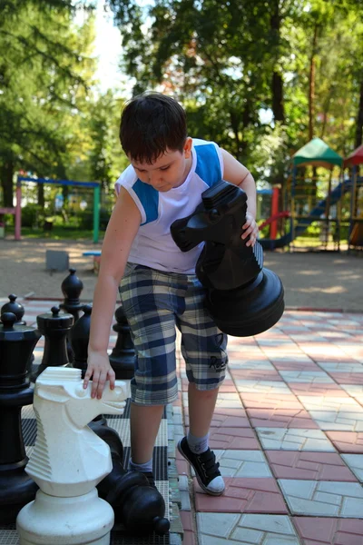 Boy plays in the big chess — Stock Photo, Image