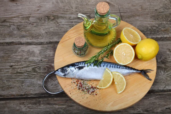 Limon ve biberiye çiğ balık — Stok fotoğraf