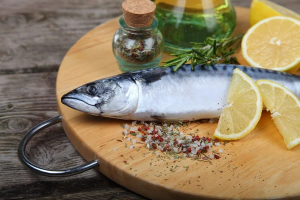 Raw fish with lemon and rosemary — Stock Photo, Image