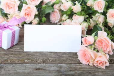 Buket pembe Gül ve tebrik kartı 