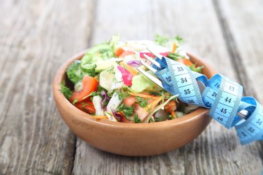 sebze salatası ve çatal 