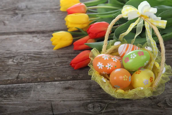 Великодня композиція з тюльпанами та яйцями — стокове фото