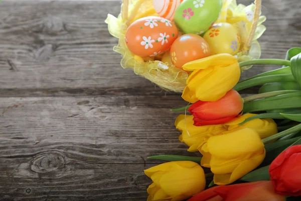 Osterkomposition mit Tulpen und Eiern — Stockfoto