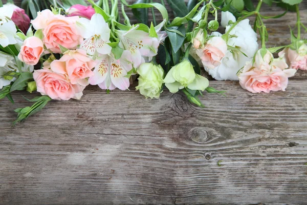 Buquê de flores rosa e branca — Fotografia de Stock