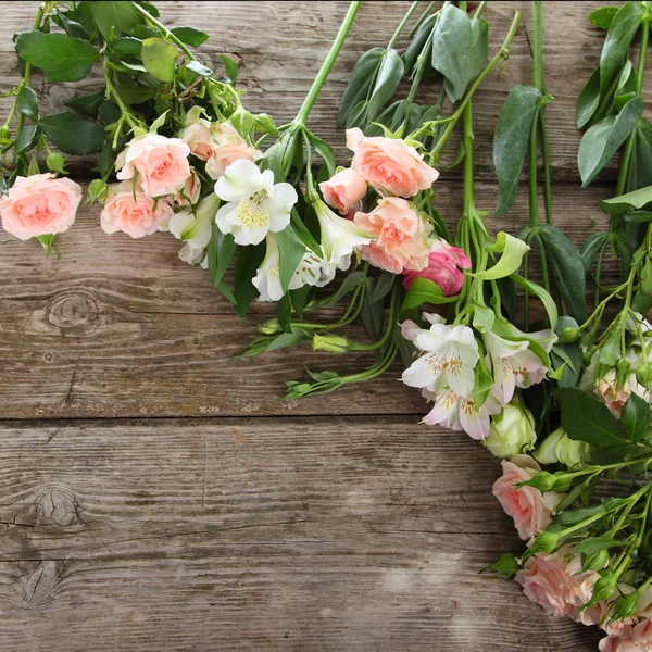 Boeket van roze en witte bloemen — Stockfoto