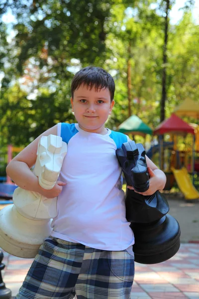 Boy plays in the big chess — Stock Photo, Image