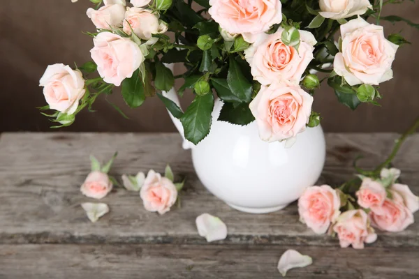 Hermosas rosas rosadas en una jarra blanca —  Fotos de Stock