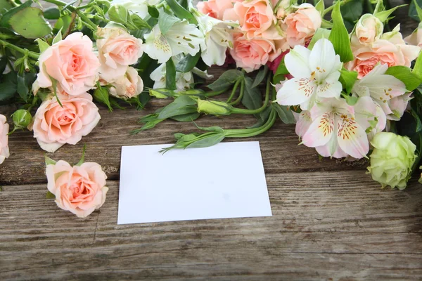 Piękne kwiaty i kartkę z życzeniami — Zdjęcie stockowe