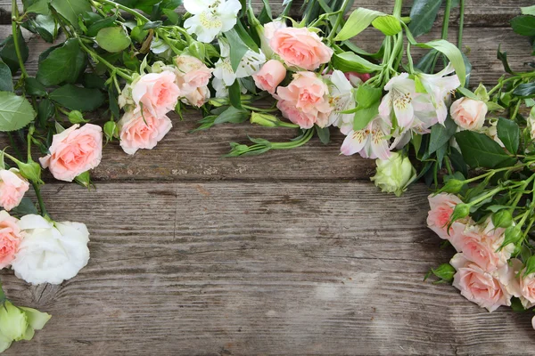 Schöner Strauß verschiedener Blumen — Stockfoto