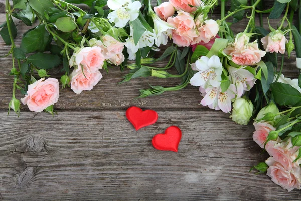 Lindas flores e corações vermelhos — Fotografia de Stock