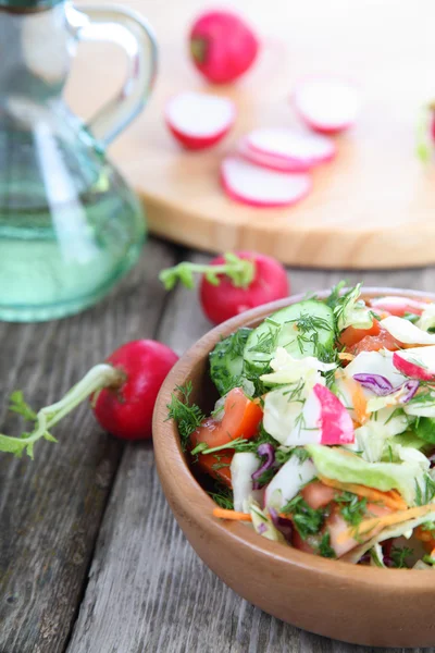Овощной салат с редиской — стоковое фото