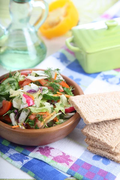 Salade de légumes dans un bol en bois — Photo