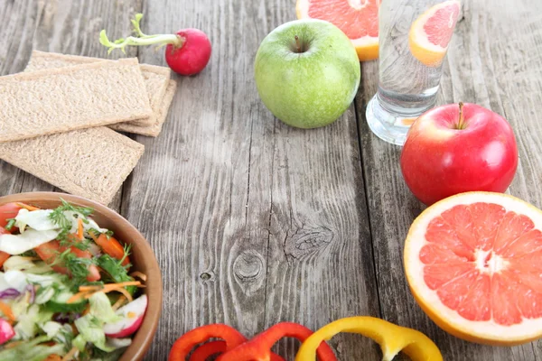 Aliments sains pour l'alimentation sur une table en bois  . — Photo