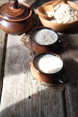 Eski ahşap masa üzerinde yulaf ezmesi