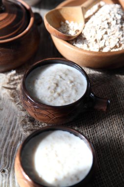 Eski ahşap masa üzerinde yulaf ezmesi