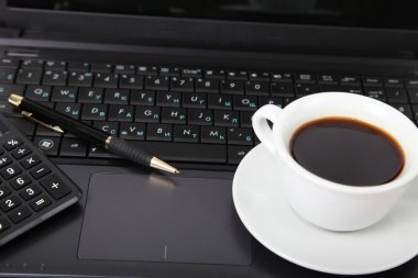 Hesap makinesi, kalem ve kahve bir laptop 