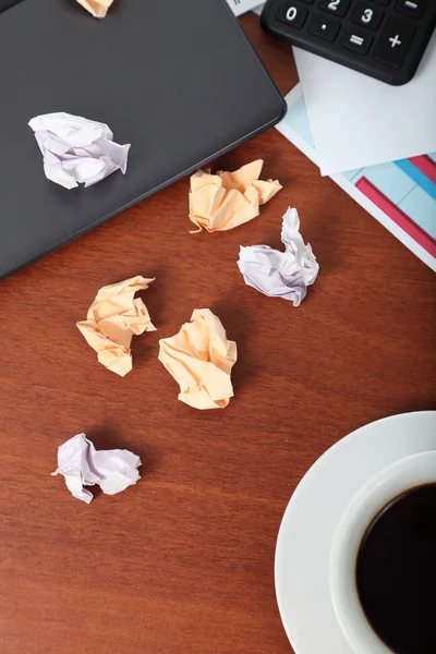 Laptop, calculadora, xícara de café e papel amassado — Fotografia de Stock