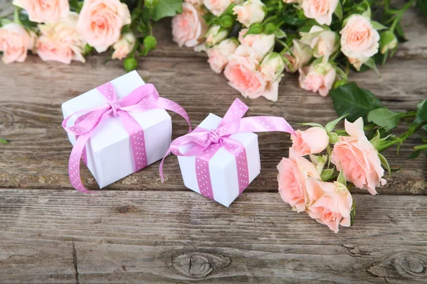 Krásné růžové růže a dar v bílé krabici — Stock fotografie