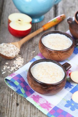 Eski ahşap masa üzerinde yulaf ezmesi