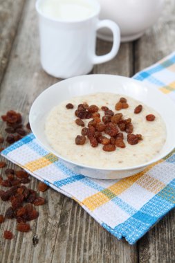 Üzümlü yulaf ezmesi