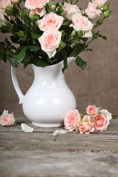 Krásné růžové růže v bílém džbánu — Stock fotografie