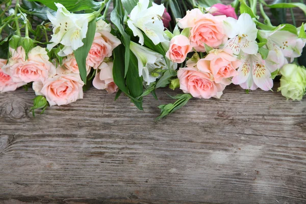 Mooi boeket van verschillende bloemen — Stockfoto