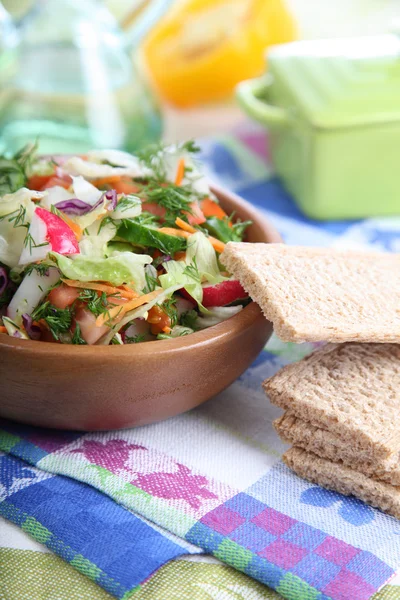 Salade de légumes dans un bol en bois — Photo